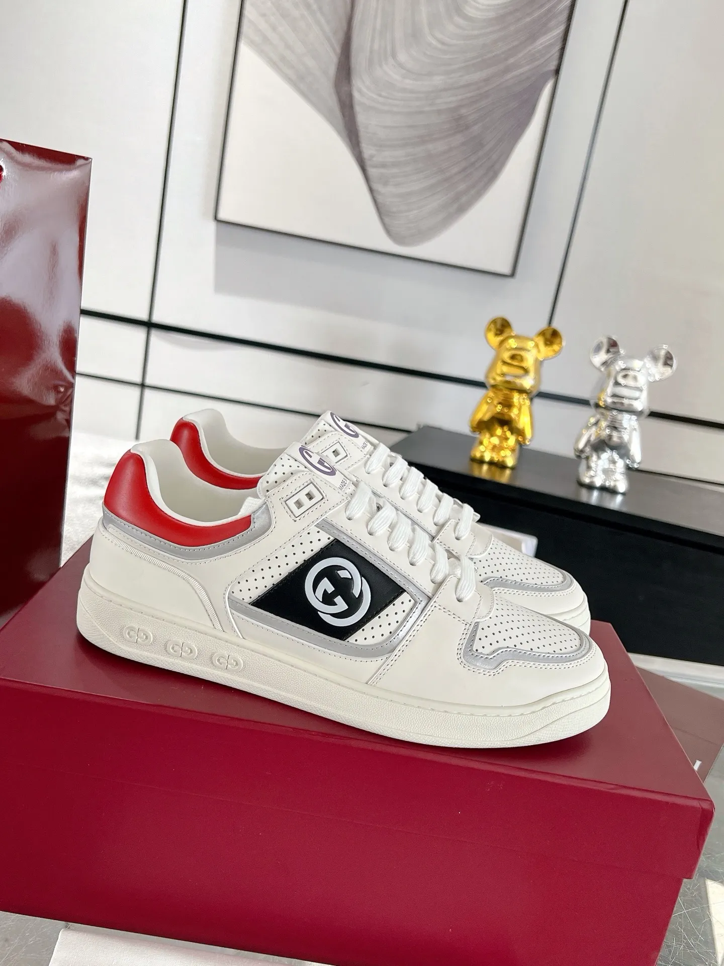 👟👟Ex-factory price 700👟👟 The latest casual sneakers for couples in white shoes❗️❗️ Original purchase, development and production. The sneakers are inspired by the classic sneakers of the 1970s, and the name is taken from the defensive movements in sports. This accessory is crafted from white leather, with an interlocking Double G stripe webbing embellished on the side, and the Gucci retro logo embellished on the shoe body. Original imported first-layer cowhide. Original custom-made soft sheepskin lining. Original open-molded TPU outsole. Bottom thickness: 2.5CM. Size: 35-44 (45 is custom-made and cannot be returned or exchanged)
